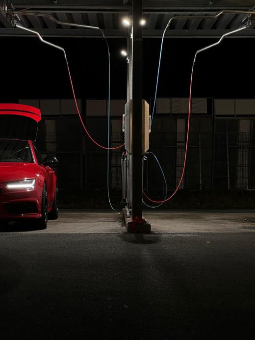 Rotes Fahrzeug am Waschplatz bei Nacht