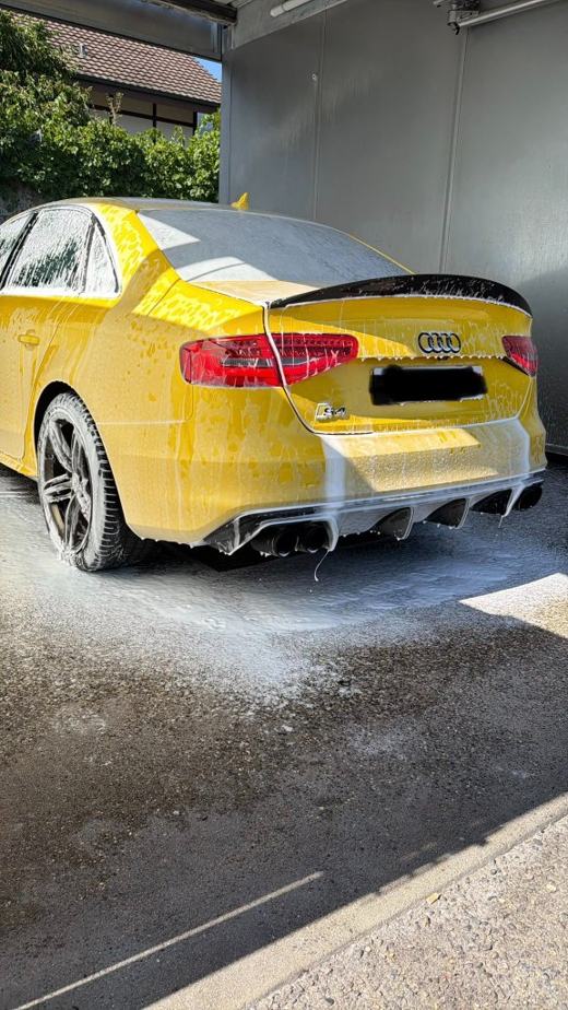 Gelber Audi bei der gründlichen Handwäsche