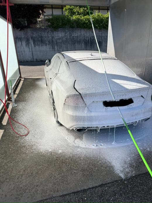 Weißer Audi bei der Schaumwäsche