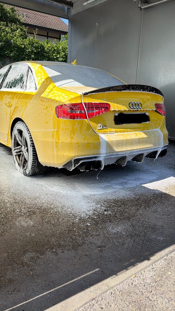 Gelber Audi bei der gründlichen Handwäsche