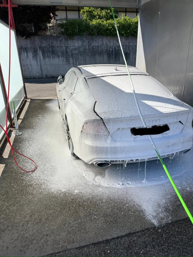 Weißer Audi bei der Schaumwäsche